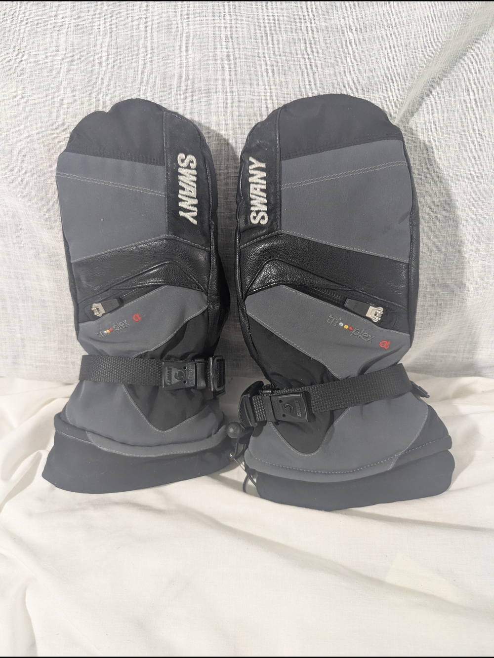 Swany Heavy Duty Black and Gray Ski Insulated Men's Mittens Winter Gloves